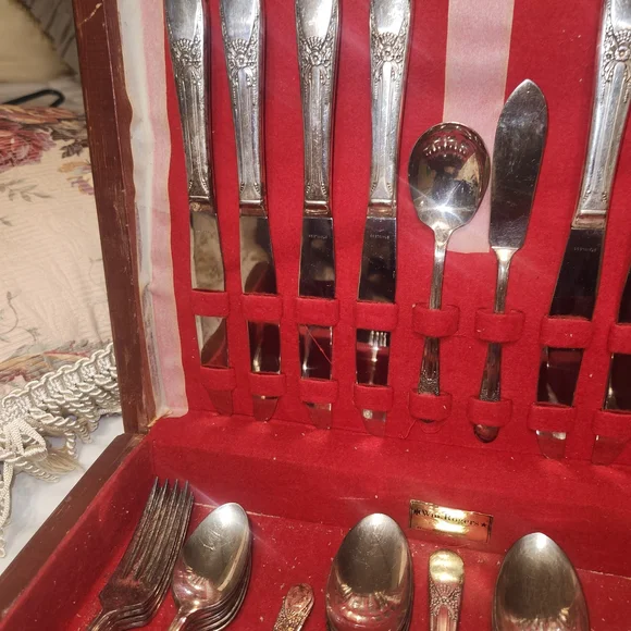 Vintage BELOVED WM Rogers 52 Piece Silver Flatware Silverwear Set in Wooden Case - Picture 4 of 8